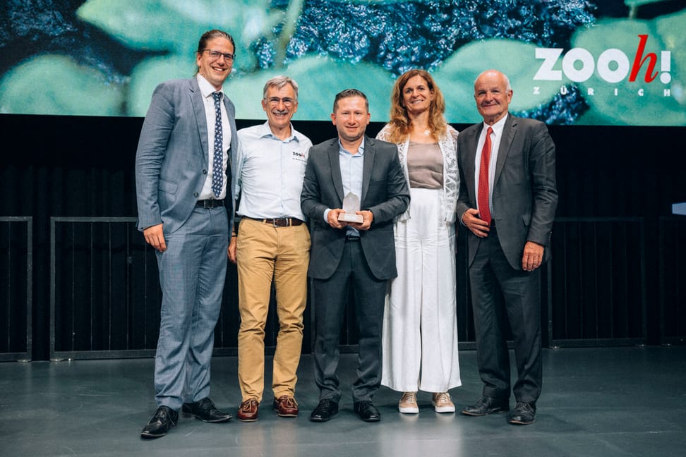 Übergabe des Conservation Award 2025 des Zoo Zürich mit Preisträger Carlos Calvis, Zoodirektor Severin Dressen, Martin Bauert, Monika Walser und Verwaltungsratspräsident Martin Naville