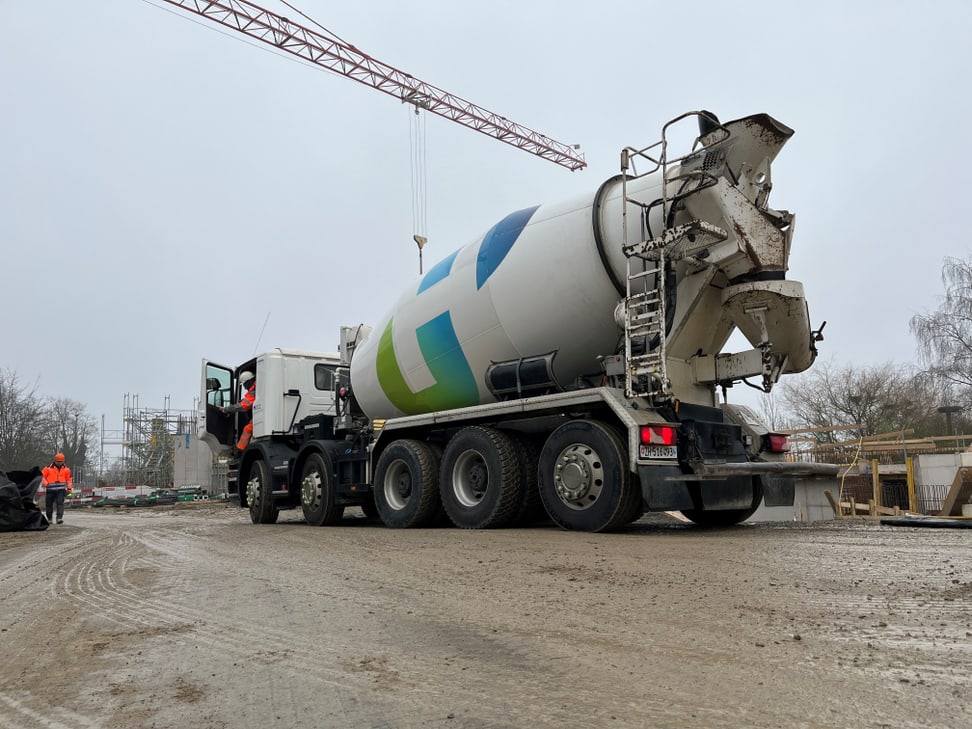 Ein Fahrzeug von Holcim auf der Pantanal-Baustelle im Zoo Zürich.