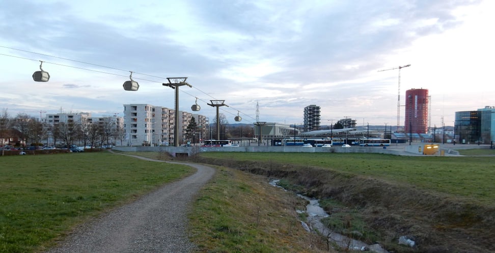Blick auf die ÖV-Drehscheibe Stettbach mit Zooseilbahn