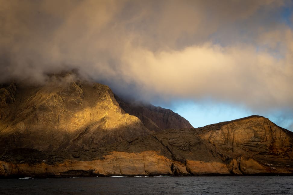 Sonnenuntergang an der Nordküste der Insel Isabela by Amy MacLeod