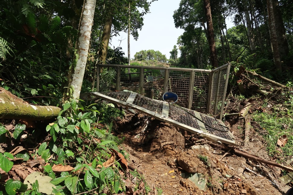 Trümmer der durch Erdrutsche zerstörten Auffang- und Pflegestation für Orang-Utans der Stiftung PanEco auf Sumatra.