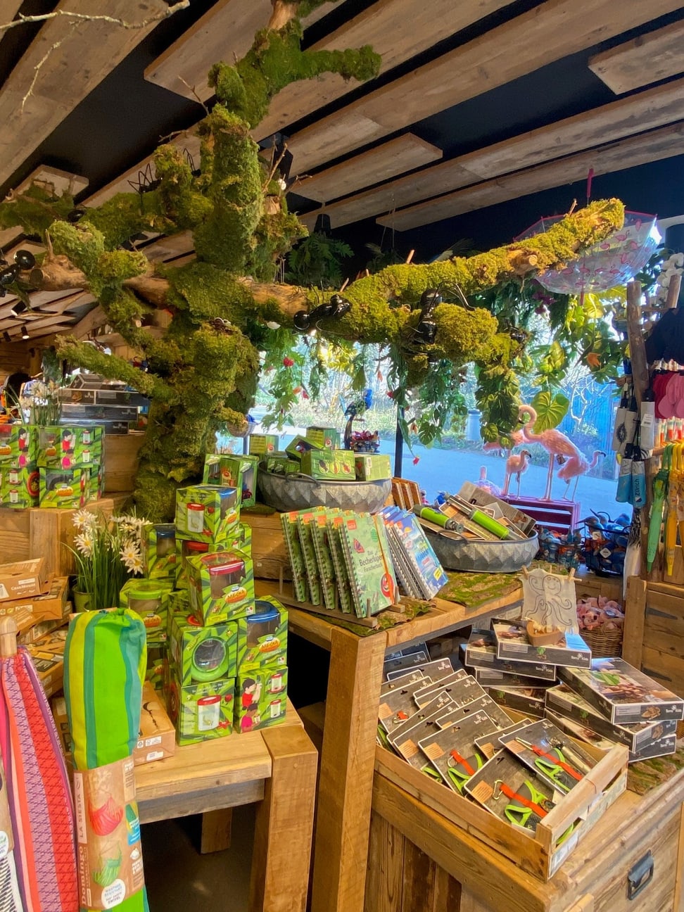Foto: Zoo Zürich Promotionstisch in den Zooshops vom April 2023.