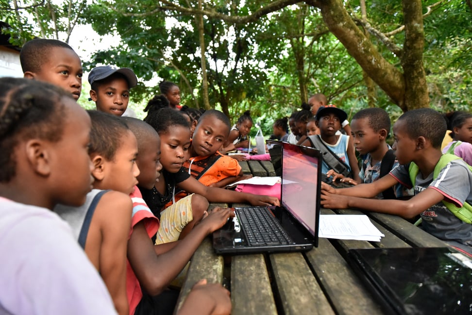Schüler*innen im Open Classroom des MaMaBay Environmental Campus in Maroansetra auf Madagaskar.
