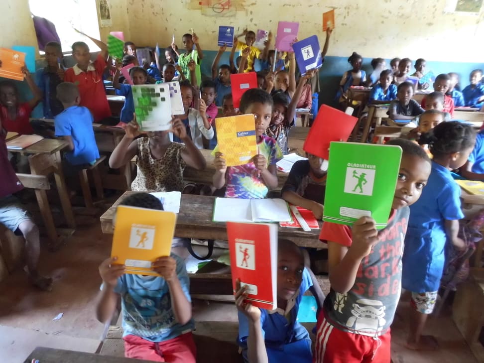 Foto: Masoala Fauna and Flora Group Distribution of School Kits for all Students in Saturday School Program.