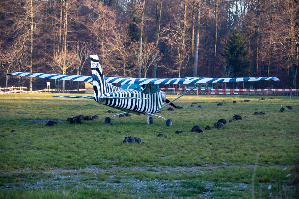 Flugzeug in der Lewa Savanne.