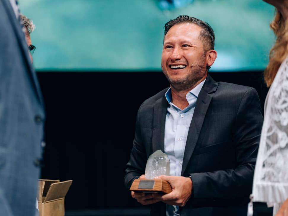 Carlos Galvis bei der Übergabe des Conservation Award 2025 des Zoo Zürich.
