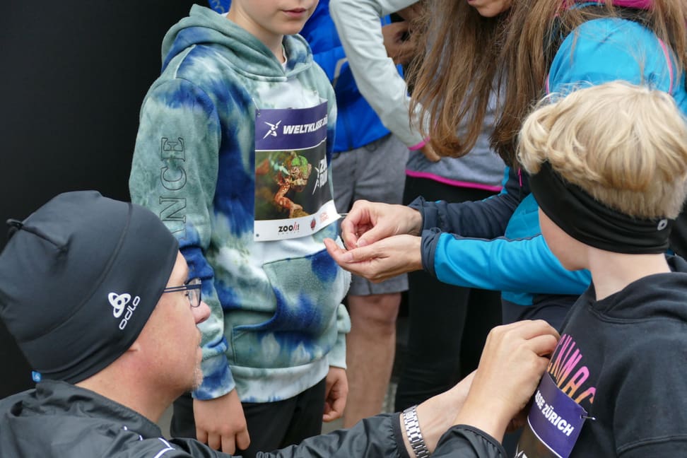 Teilnehmer*innen beim Check-in zum Weltklasse Zürich Zoo Run 2023.