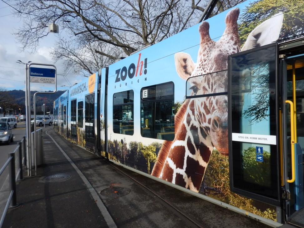 Foto: Zoo Zürich, Martin Bratteler Zoo-Sondertram Lewa Savanne am Bellevue.