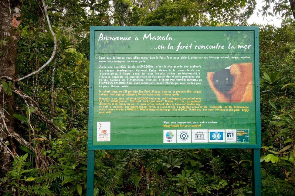 Schild im Masoala Nationalpark in Madagaskar.