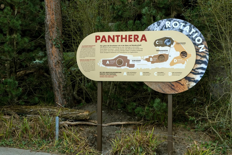 Informationstafel zum Rotationsprinzip im Grosskatzen-Lebensraum Panthera des Zoo Zürich.