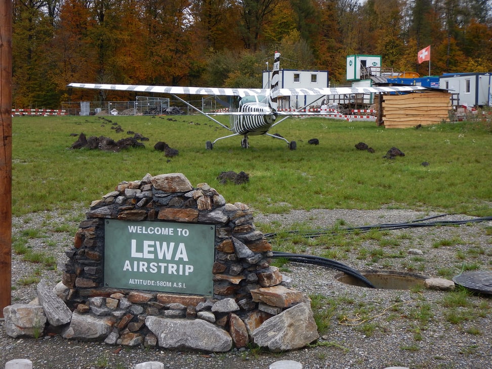 Airstrip in der Lewa Savanne im Zoo Zürich.