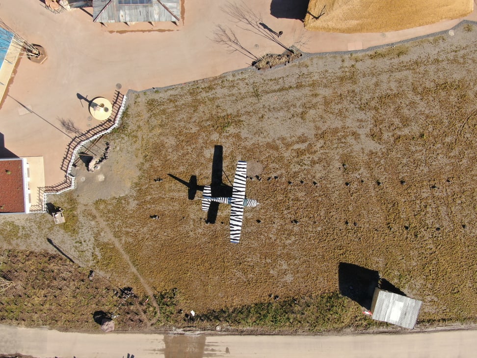 Luftbild des Lewa Airstrips in der Lewa Savanne.