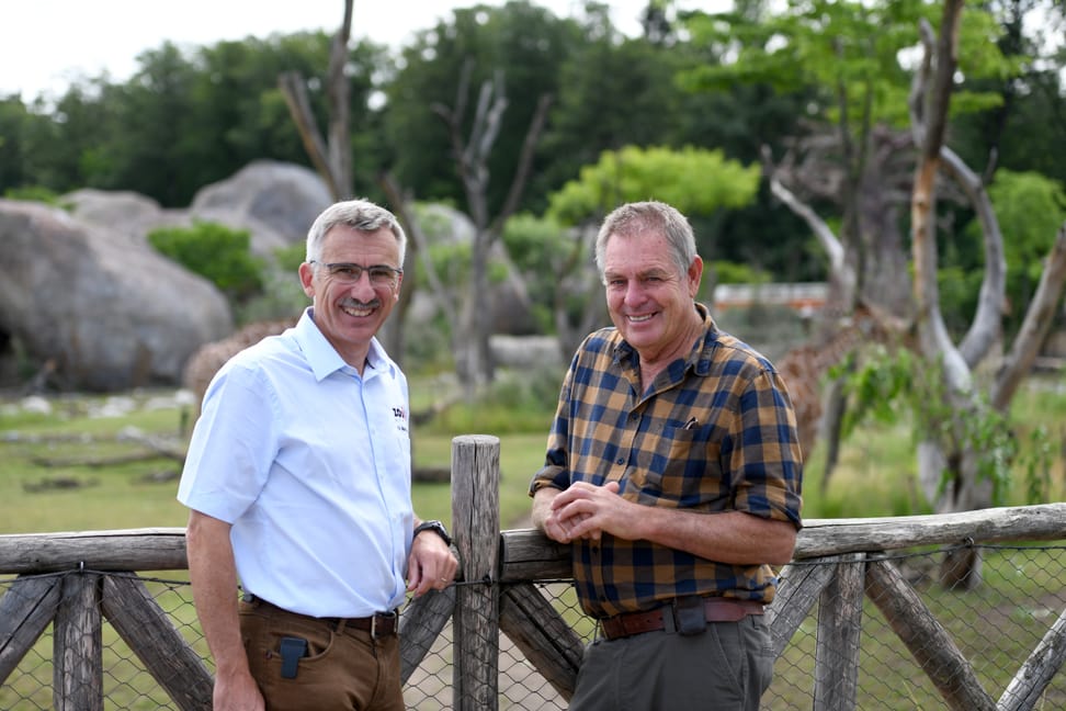 Dr. Martin Bauert (Leiter Naturschutz) und Ian Craig (Gründer Lewa Wildlife Conservancy und Board Northern Rangelands Trust NRT) in der Lewa Savanne des Zoo Zürich.