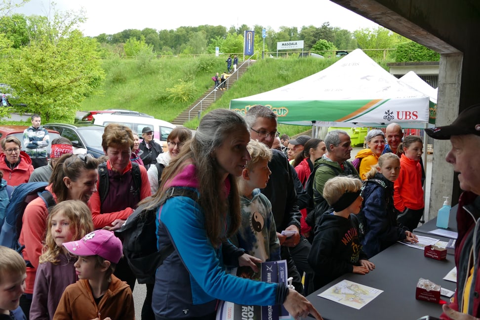 Teilnehmer*innen beim Check-in zum Weltklasse Zürich Zoo Run 2023.