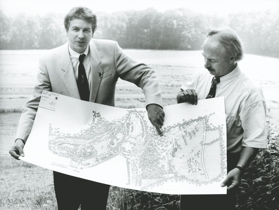 Präsentation des ersten Zoo-Masterplans 1993 durch Alex Rübel (l.) und Walter Vetsch.