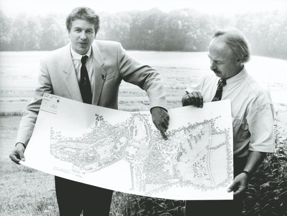 Foto: Zoo Zürich, Karl Hofer Präsentation des ersten Zoo-Masterplans 1993 durch Alex Rübel (l.) und Walter Vetsch.