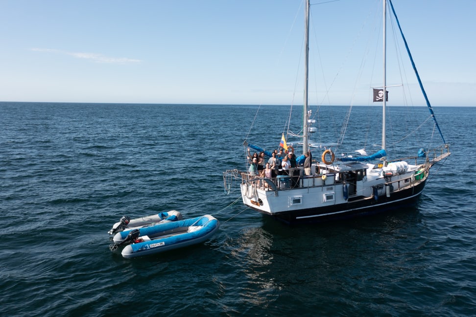 Die Pirata mit dem Expeditionsteam und der Bootsbesatzung