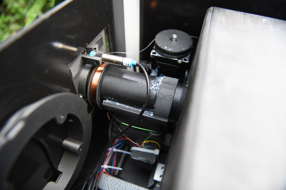 Lesegerät oberhalb der Röhre am Eingang des Prototypen.