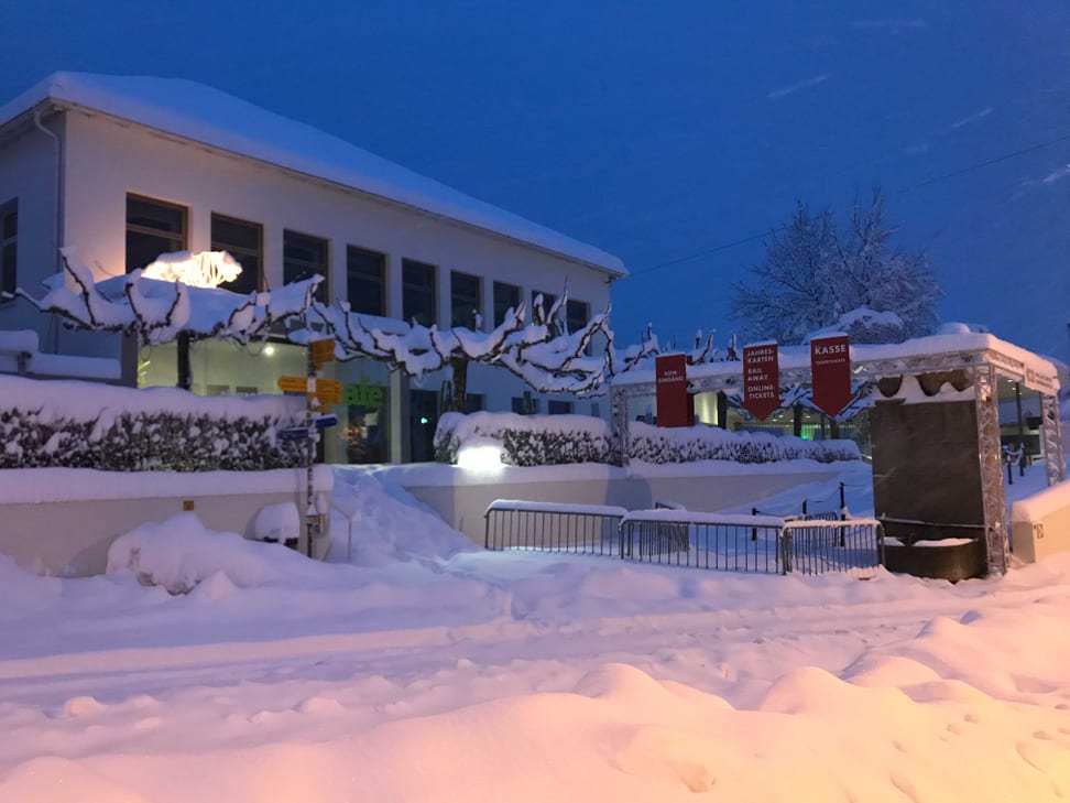 Foto: Zoo Zürich, Nicole Schnyder Zoo Haupteingang am frühen Morgen des 15. Januars 2021.