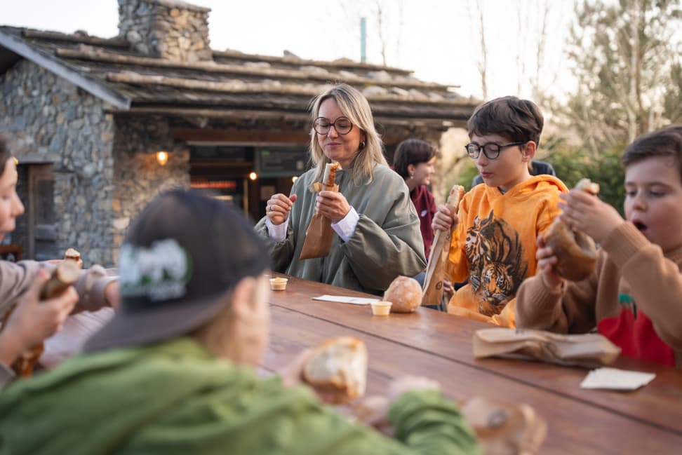 Szenebild von Personen, die Würste essen im Zoo Zürich.