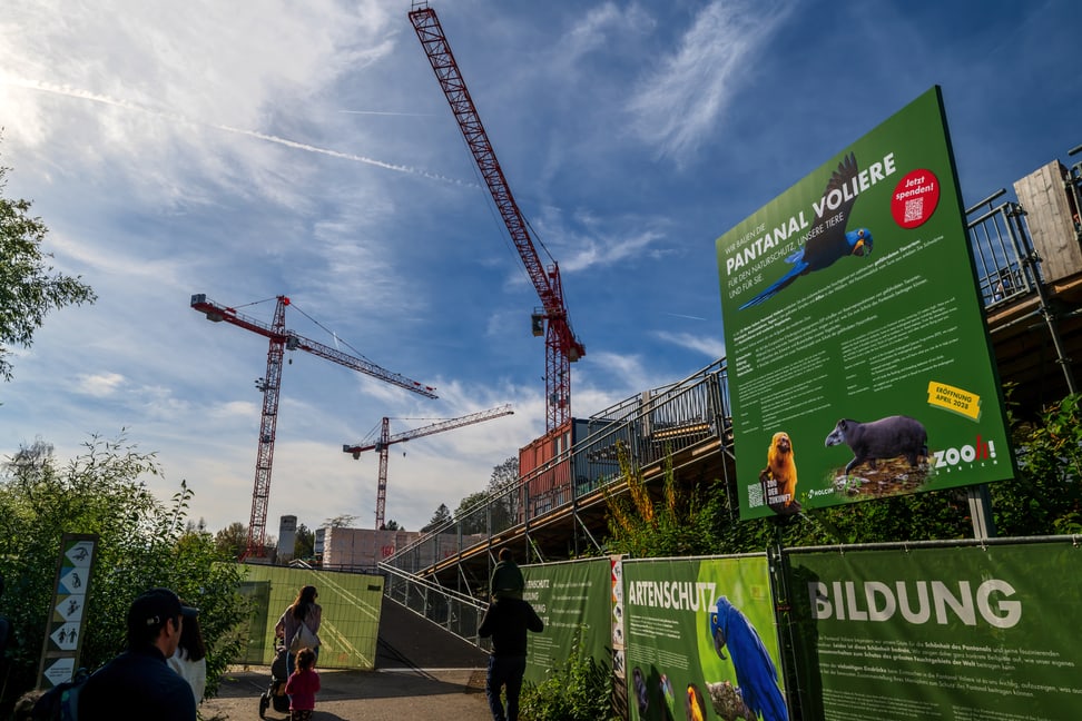 Blick auf die Baustelle und den Baustellenzaun der Pantanal Voliere im Zoo Zürich