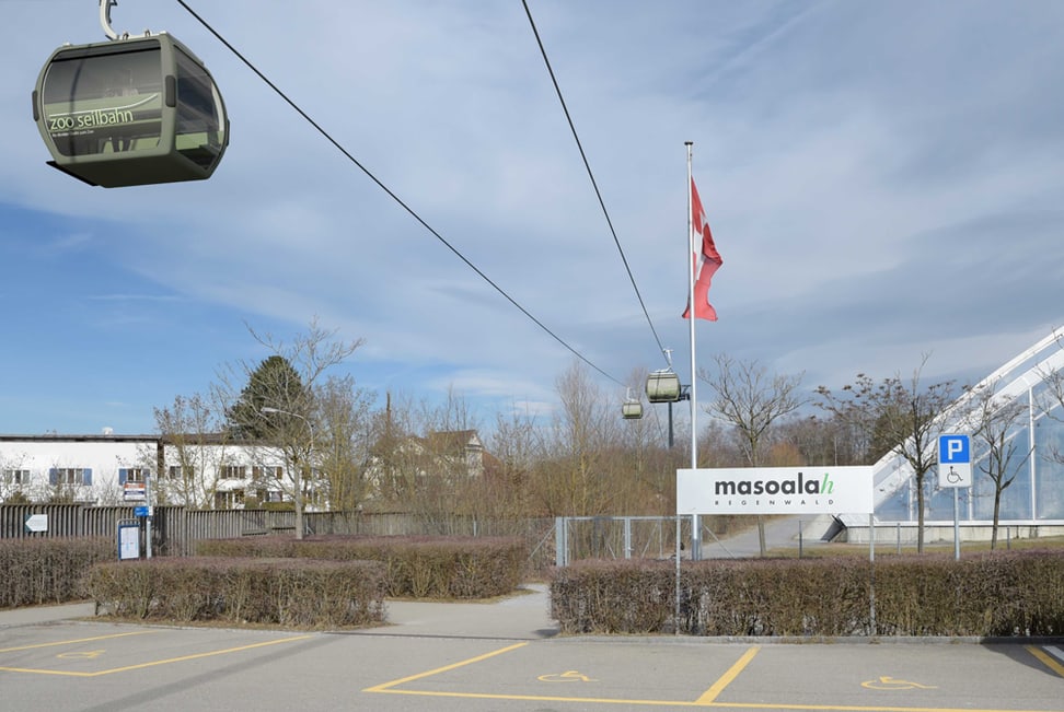 Zooseilbahn fährt an Masoala Regenwald des Zoo Zürich vorbei