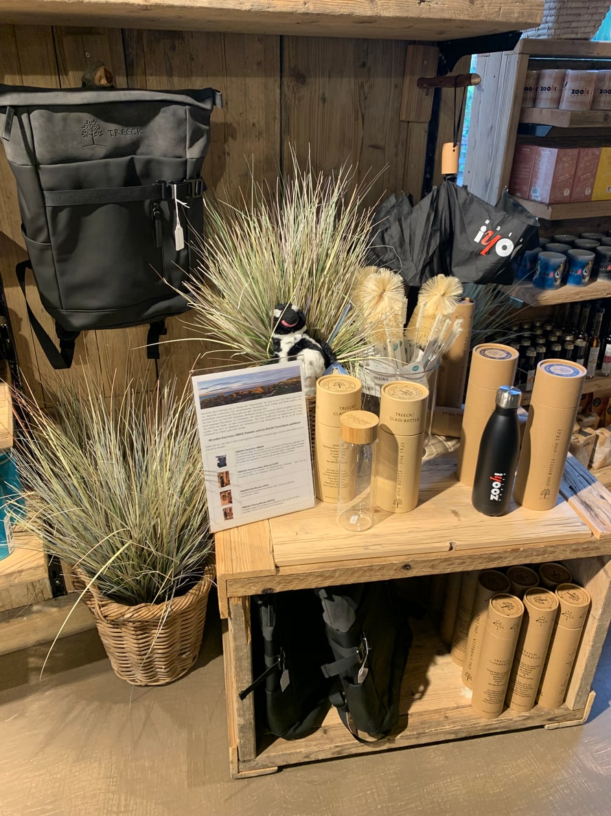 Foto: Zoo Zürich Promotionstisch «Treeck» in den Zooshops im Mai 2023.