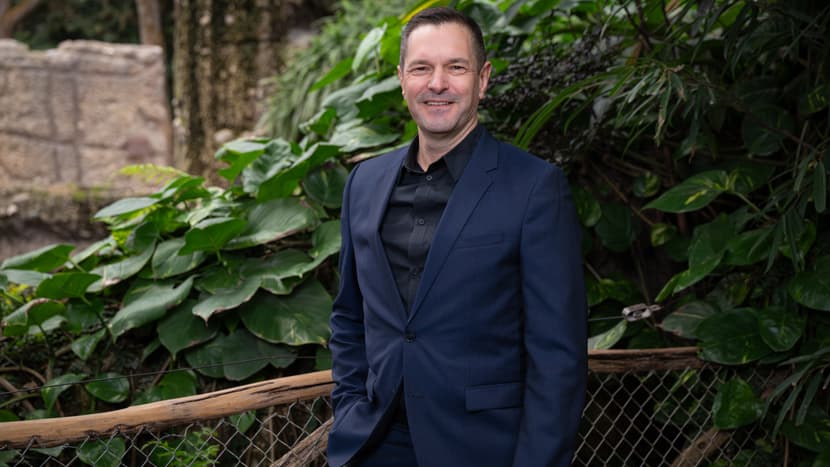 Roman Bächtold im Kaeng Krachan Elefantenpark des Zoo Zürich.