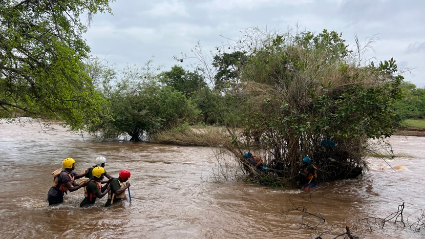 Ranger des Lewa Wildlife Conservancy in Kenia im Wasserrettungstraining.