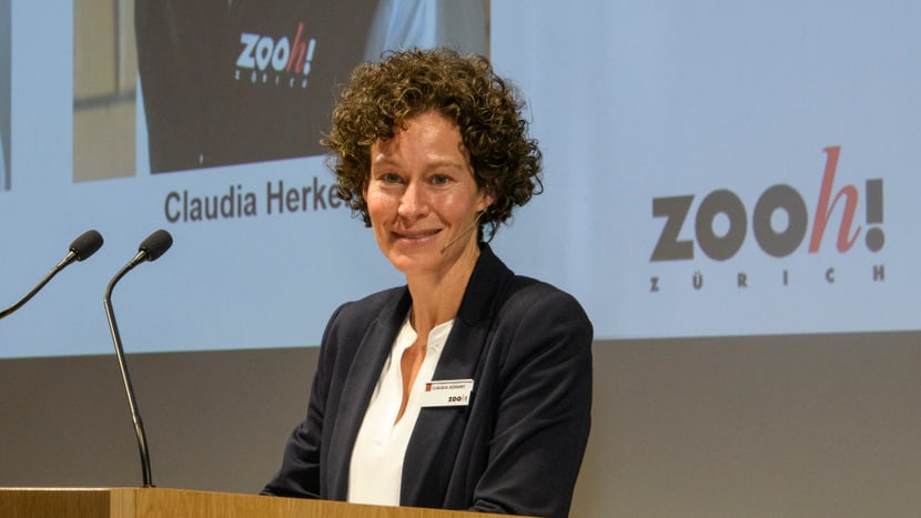 Foto: Zoo Zürich, Martin Bauert Claudia Herkert-Derungs, designierte Leiterin Marketing & Edukation, an der Aktionariatsinformationsveranstaltung 2022 im Careum.