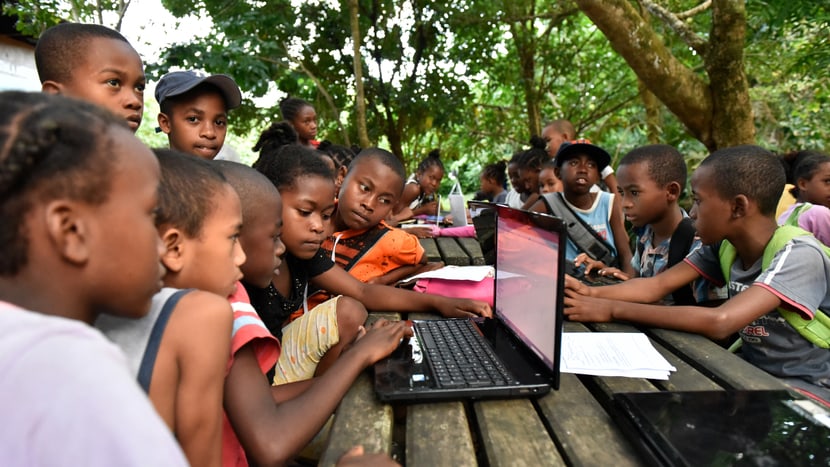 Schüler*innen im Open Classroom des MaMaBay Environmental Campus in Maroansetra auf Madagaskar.
