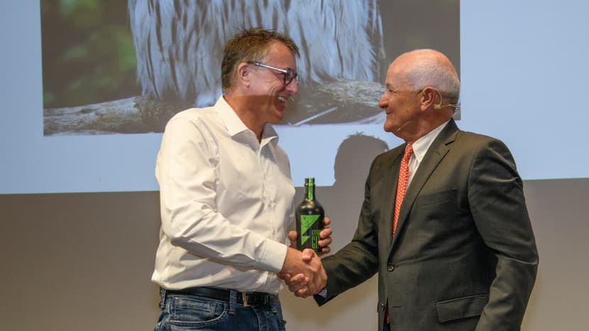 Foto: Zoo Zürich, Martin Bauert Kurt Plattner, früherer Leiter Finanzen & Controlling, erhält von VRP Martin Naville einen Kifaru Gin an der Aktionariatsinformationsveranstaltung 2022 im Careum.