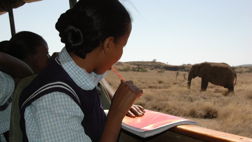 Schulklasse unterwegs im Reservat des Lewa Wildlife Conservancy. 