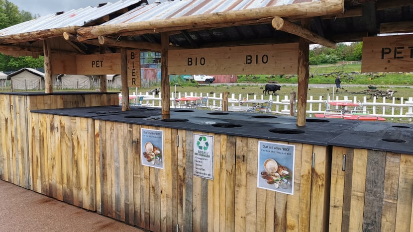 Biosammelstelle beim Ubele Kiosk in der Lewa Savanne des Zoo Zürich.