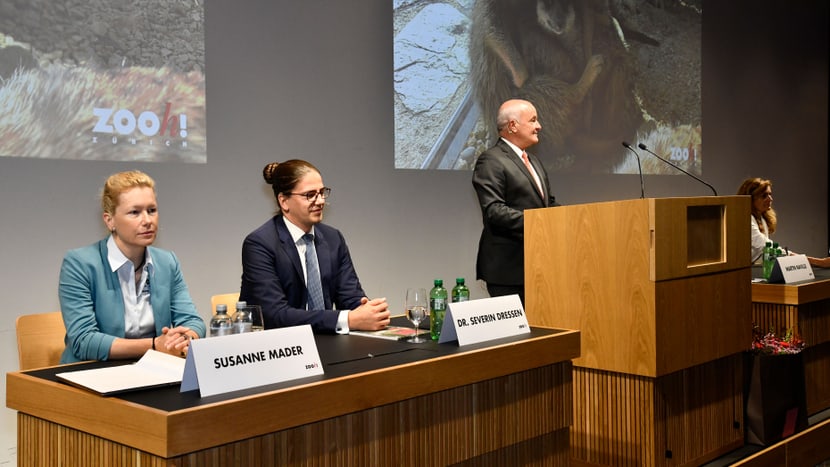 Foto: Zoo Zürich, Martin Bauert (v.l.) Susanne Mader, Severin Dressen und Martin Naville an der Aktionariatsinformationsveranstaltung 2022 im Careum.