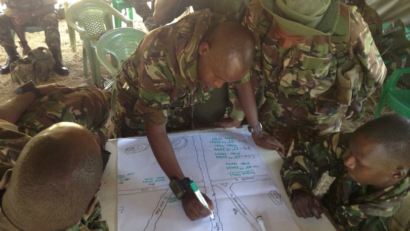 Foto: Lewa Wildlife Conservancy LWC Antiwilderereinheit in Lewa bei der Kartenkunde.