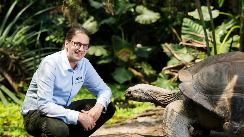 Dr. Severin Dressen mit Aldabra-Riesenschildkröte im Masoala Regenwald.