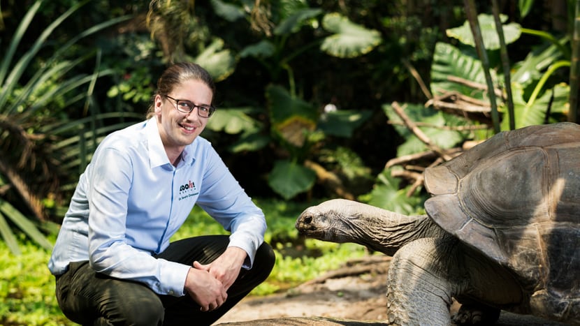 Foto: Zoo Zürich, Goran Basic Dr. Severin Dressen mit Aldabra-Riesenschildkröte im Masoala Regenwald.