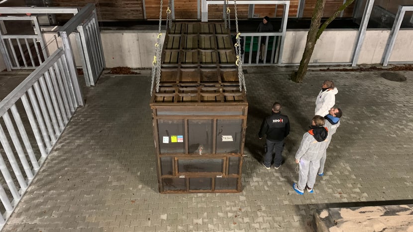 Die Transportkiste wird an der Quarantäne angedockt.