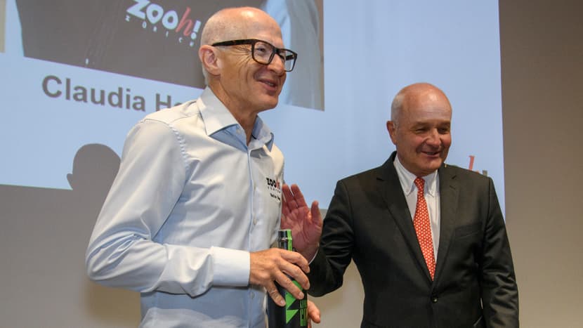 Foto: Zoo Zürich, Martin Bauert Markus Rege, scheidender Leiter Marketing & Edukation, erhält von VRP Martin Naville an der Aktionariatsinformationsveranstaltung 2022 einen Kifaru Gin.