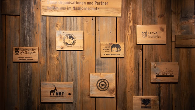 Wand mit Naturschutzpartnern im Lewa Giraffenhaus.