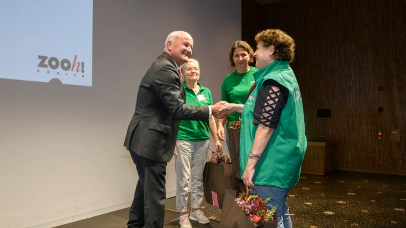 Foto: Zoo Zürich, Martin Bauert VRP Martin Naville ehrt an der Aktionariatsinformationsveranstaltung 2022 die FTZ-Mitglieder Denise Kraft, Charlotte Hauswirth und Yvonne Sonderegger.