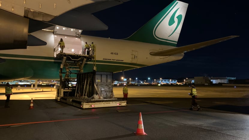 Die Transportkisten mit den Nashörnern werden aus dem Flugzeug geladen.