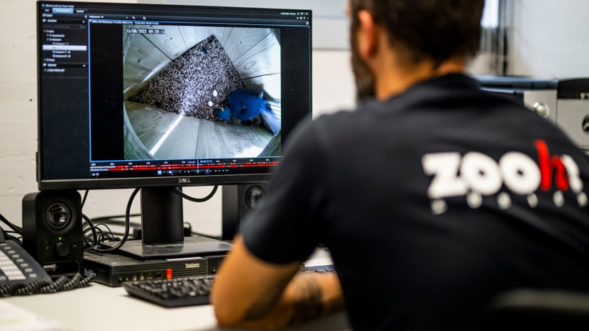 Foto: Zoo Zürich, Nick Soland Computer-Monitoring der Nistkästen durch Fachspezialist Pitsch Schmid.