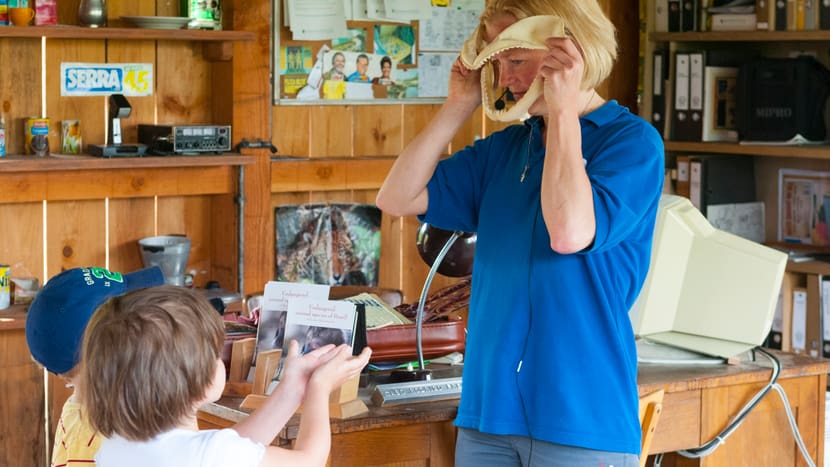 Eine Zoomitarbeiterin macht eine spannende Führung für Kinder.