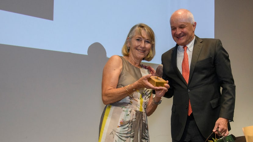 VRP Martin Naville überreicht an der Aktionariatsinformationsveranstaltung 2022 Barbara Schmid den «Zoo-Oscar».