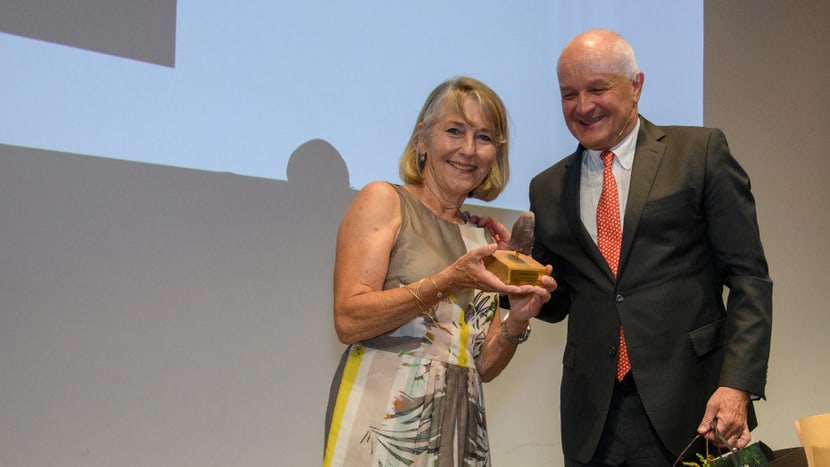 Foto: Zoo Zürich, Martin Bauert VRP Martin Naville überreicht an der Aktionariatsinformationsveranstaltung 2022 Barbara Schmid den «Zoo-Oscar».