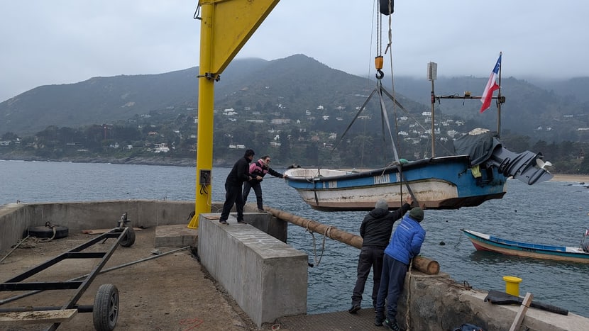 Boot wird ins Wasser gelegt