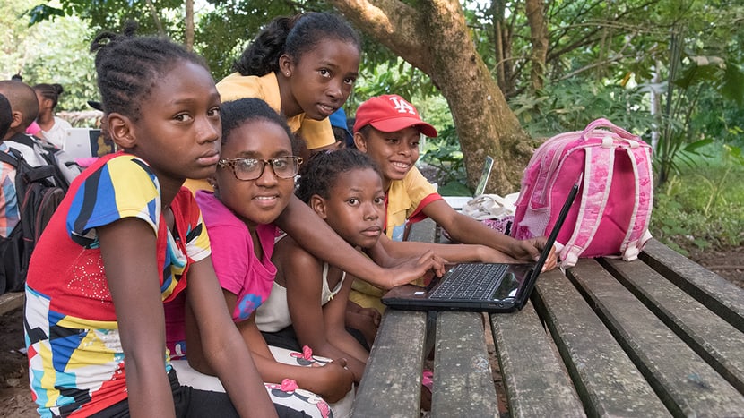 Foto: Zoo Zürich, Martin Bauert Kinder lernen den Umgang mit dem PC.