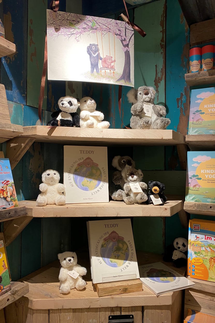 Promotionsdisplay Teddy-Buch im Masoala-Shop des Zoo Zürich.